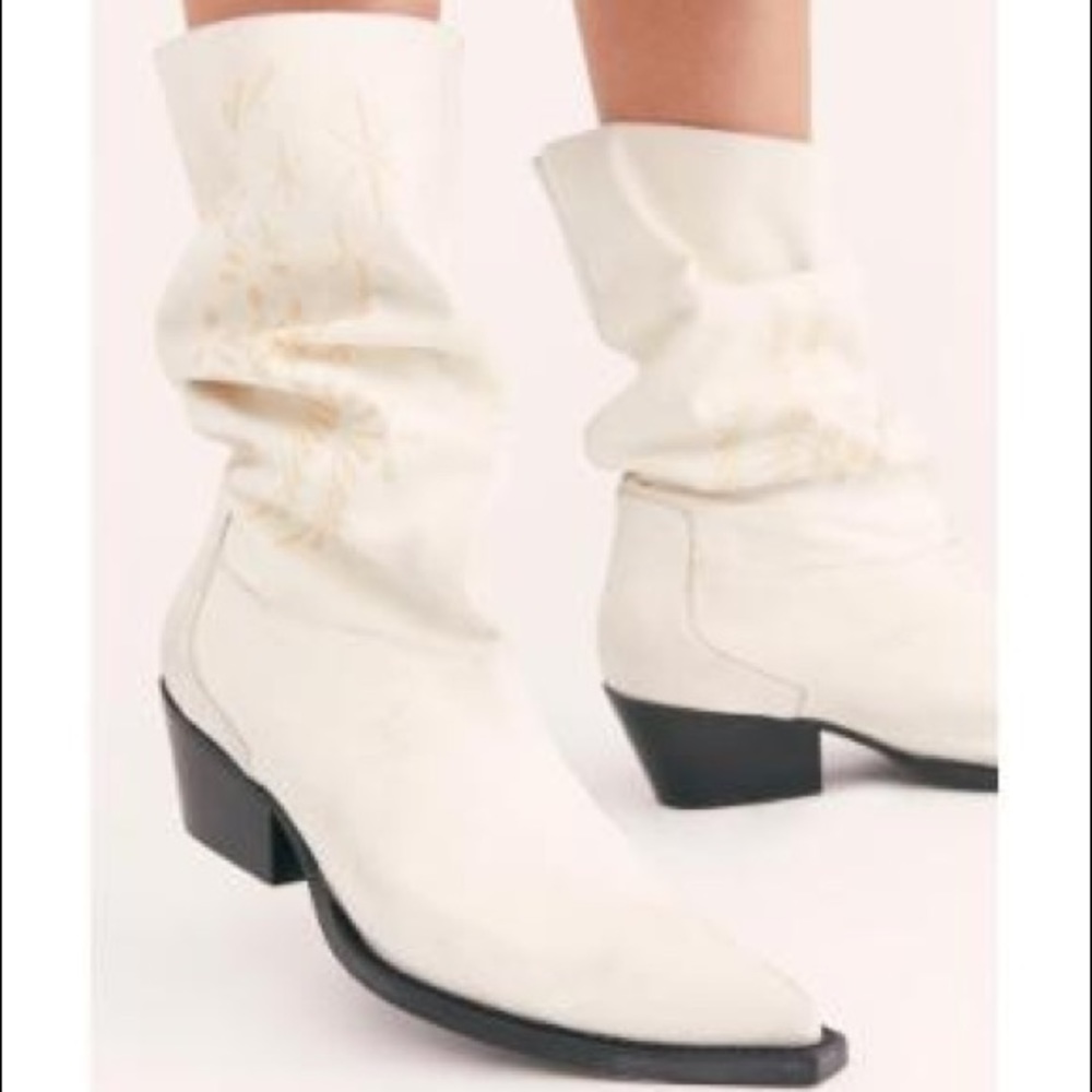 Rare White moon and back suede etched slouch boots
